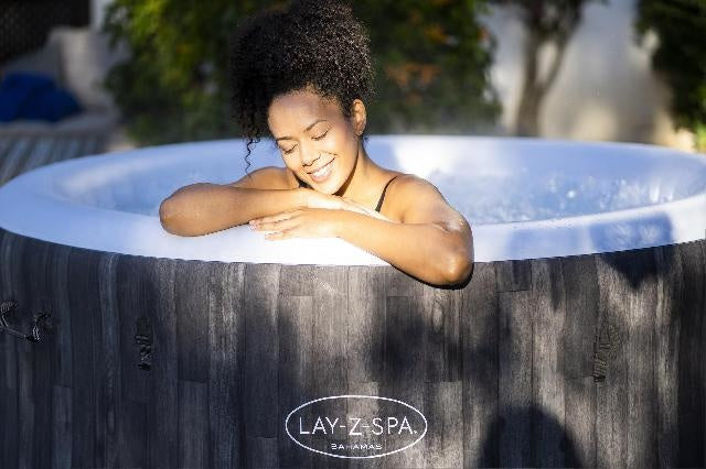 Lay-Z-spa Bahama bubbelbad met houtlook kuip en wit logo op de zijkant.