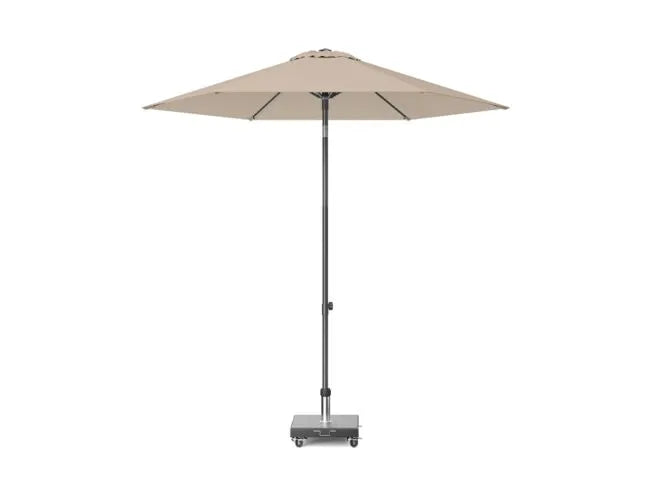 Taupe parasol met ronde doek, centrale mast en voetplaat