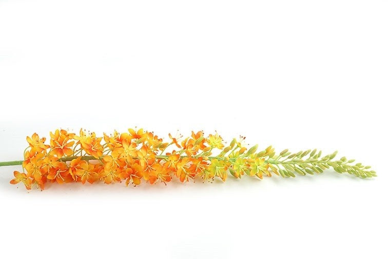 Oranje en gele bloemenkrans met groene uitlopers