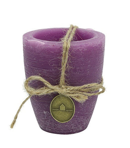 Lila kaars in beker met touw en ronde label