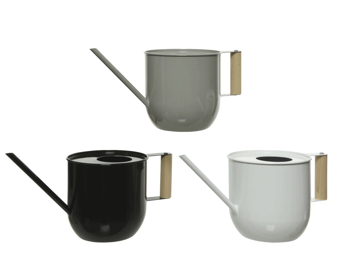 Assortiment zinken gieters met houten handgreep, in donker, grijs en wit