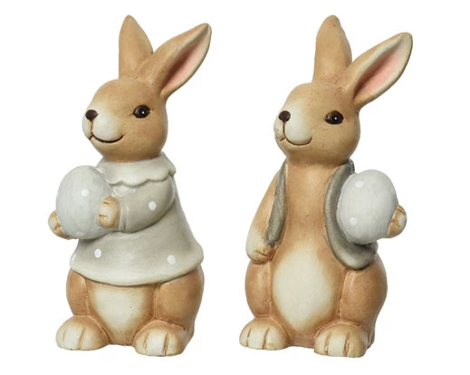 Terracotta konijnbeeldje met wit vestje, staand, oren rechtop.