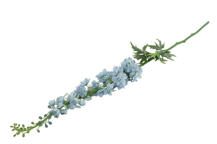 Delphinium-tak met lichtblauwe bloemtrossen en groene bloemstelen