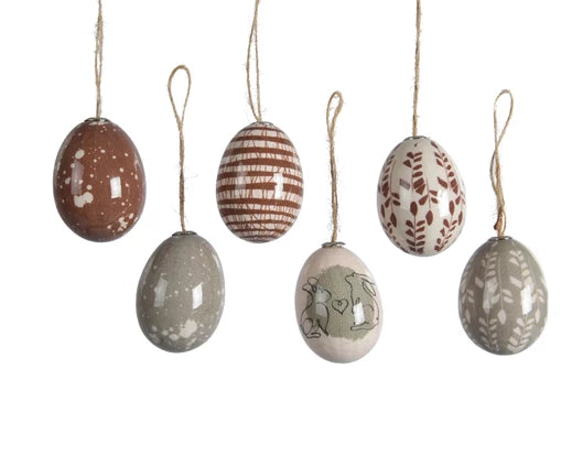 Hangende set foam eieren met bruine, grijze, witte en gestreepte dessins