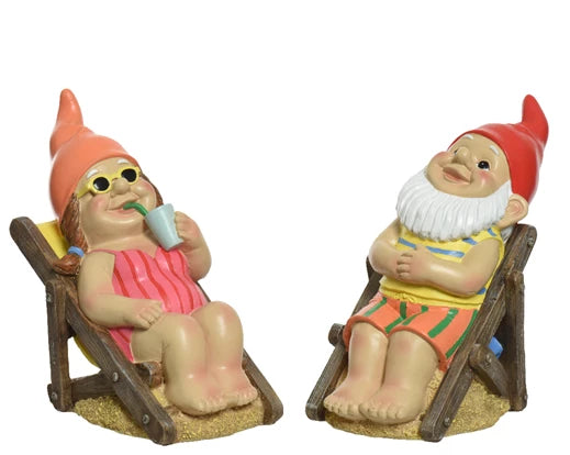 Set polyresin gnomes op bankjes, met gestreepte kleding en rode mutsen