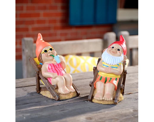 Polyresin gnoomset met twee figuren op houten bankjes, rode mutsen en gestreepte kleding