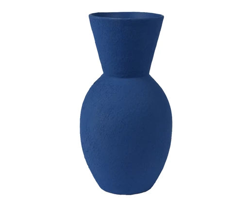 Blauwe vaas met smalle hals en bolle buik, mat oppervlak