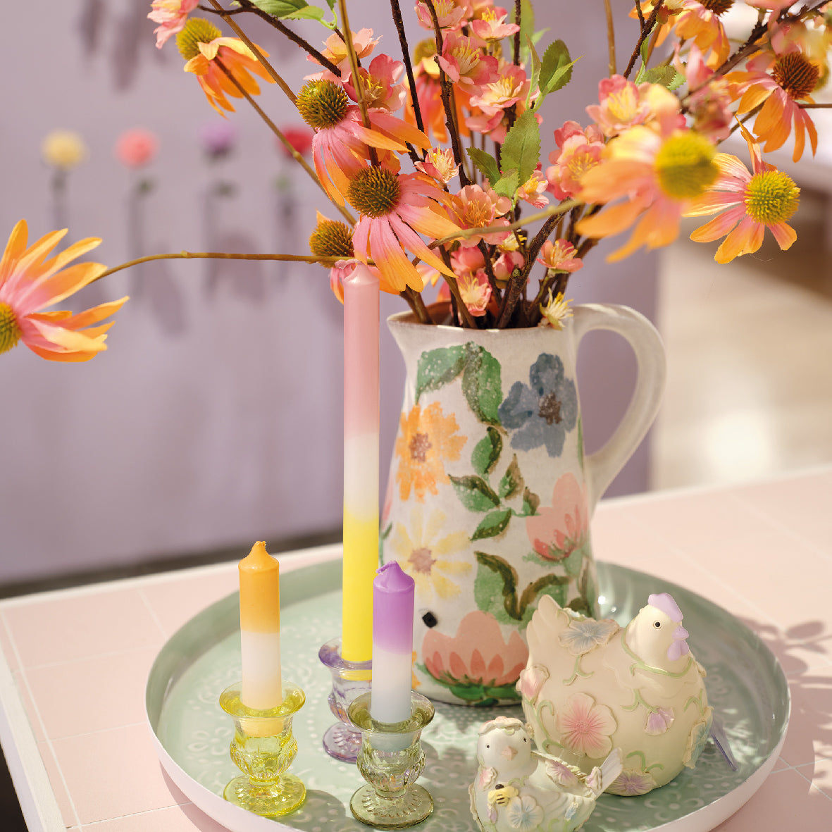 Bloemenprint kruik met handvat, groen en oranje bloemen op lichtbeige ondergrond