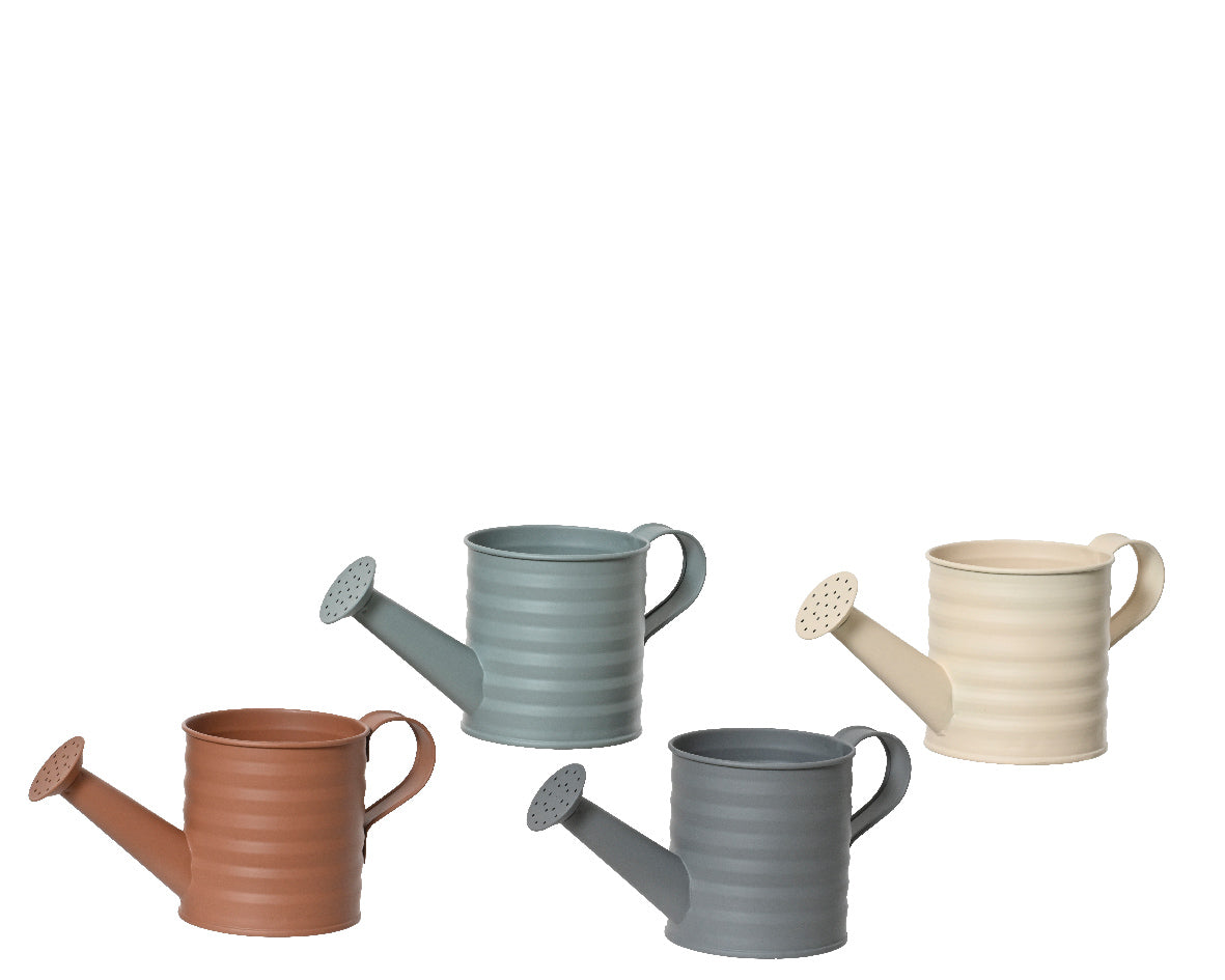 Assortiment zinken gieters met korte tuit en handgreep, in grijs, crème en bruin