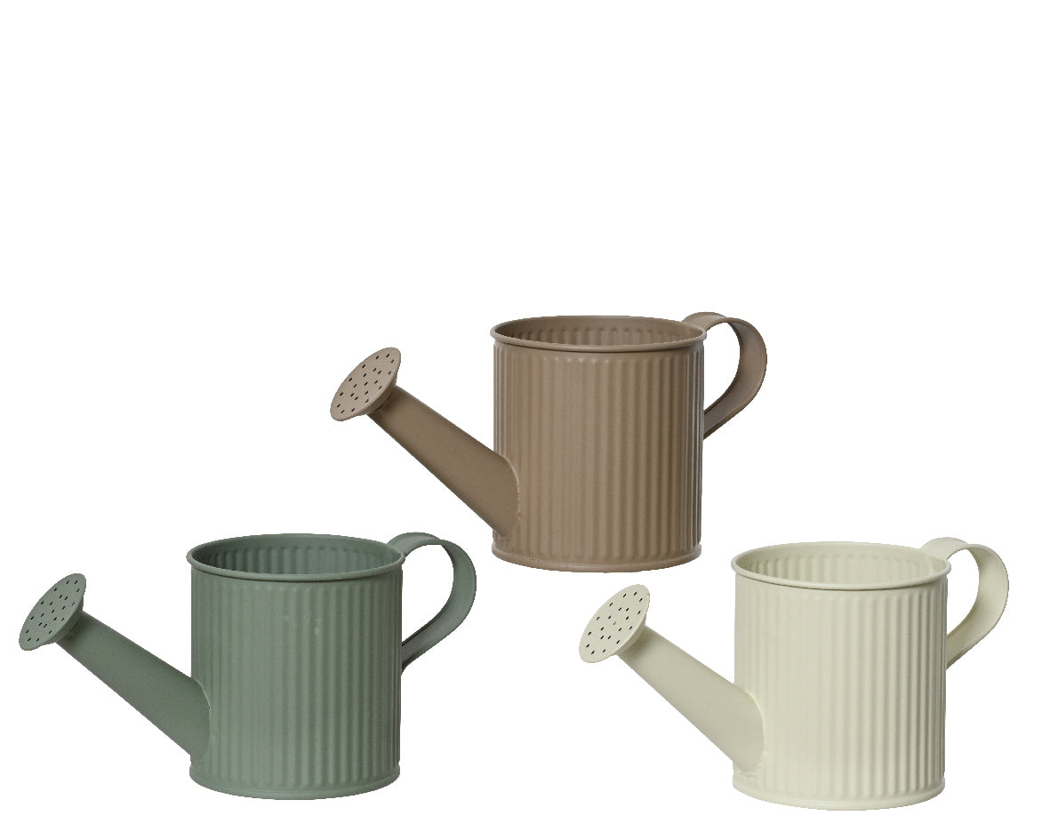 Assortiment zinken gieters: taupe, groen en wit met handgreep en regendouche-uitloop