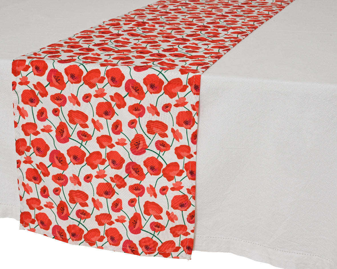 Tafelrunner buiten: polyester met rode bloemen en witte ondergrond, over hoek gelegd