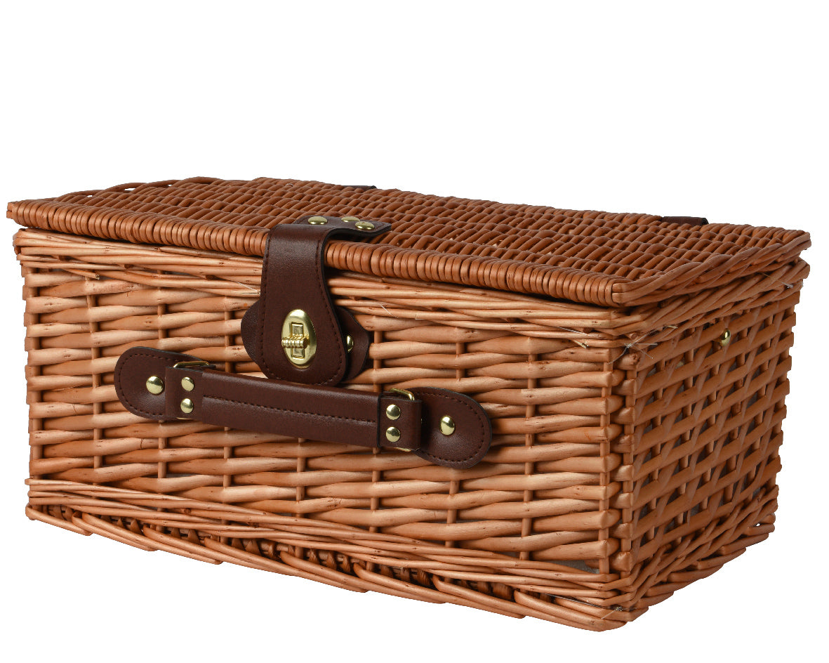 Rieten picknickmand met leren riemen en metalen sluiting, gesloten