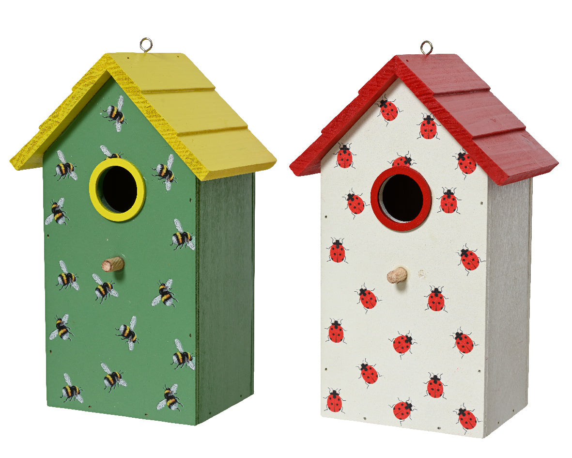 Vogelhuisjes van hout: groen met insecten en geel dak, en wit met lieveheersbeestjes en rood dak.