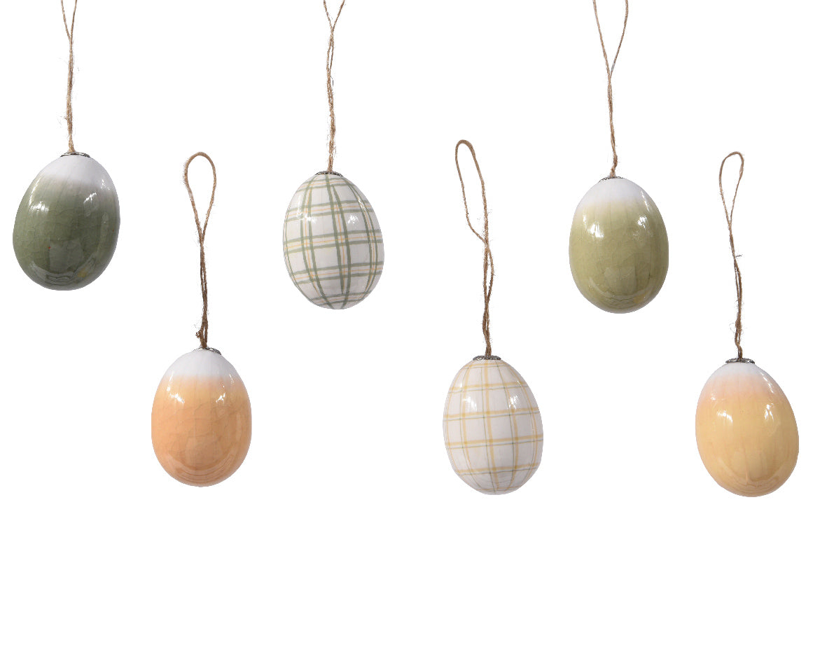 Assortiment decoratieve schuim-eieren aan touw, diverse kleuren en patronen.