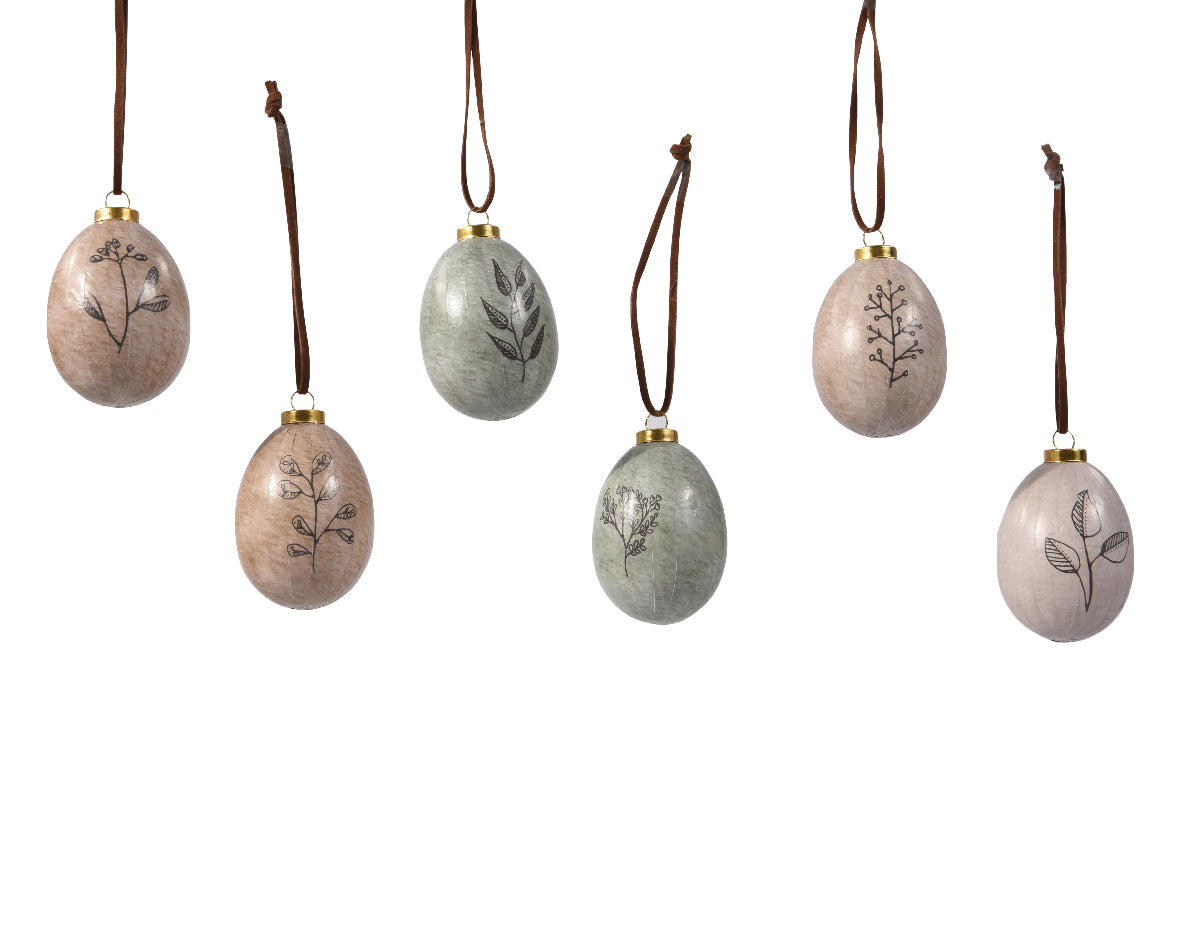 Hangende schuim-eieren ornamenten in verschillende kleuren met opdruk van takken