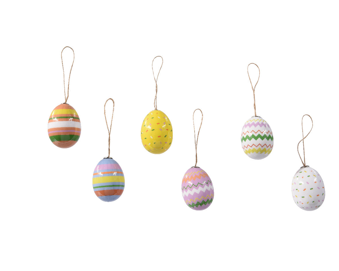 Assortiment schuimeieren met koord, gestreept, gestipt en paaspastelkleuren