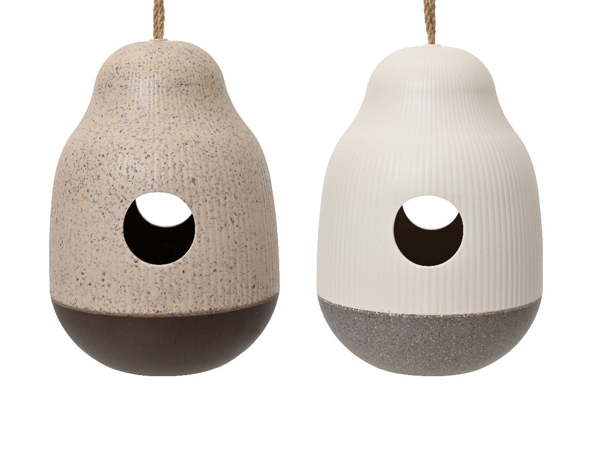 Vogelhuisjes van bamboevezel, beige en wit met ronde ingang en uitholing.