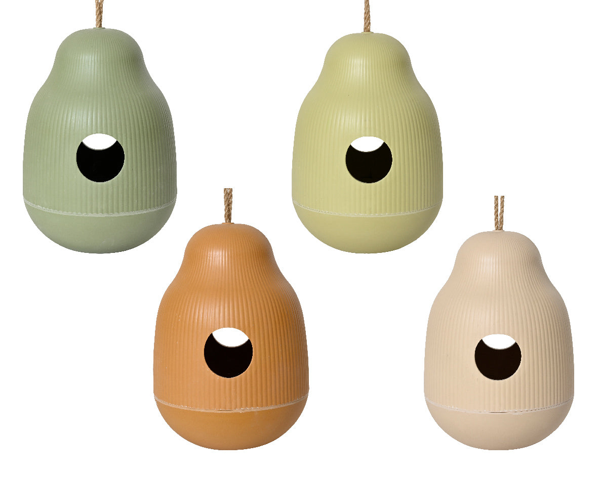 Hangende bamboevezel vogelhuisjes, vier druppelvormige nesthuisjes in groen, geel, oranje en beige.