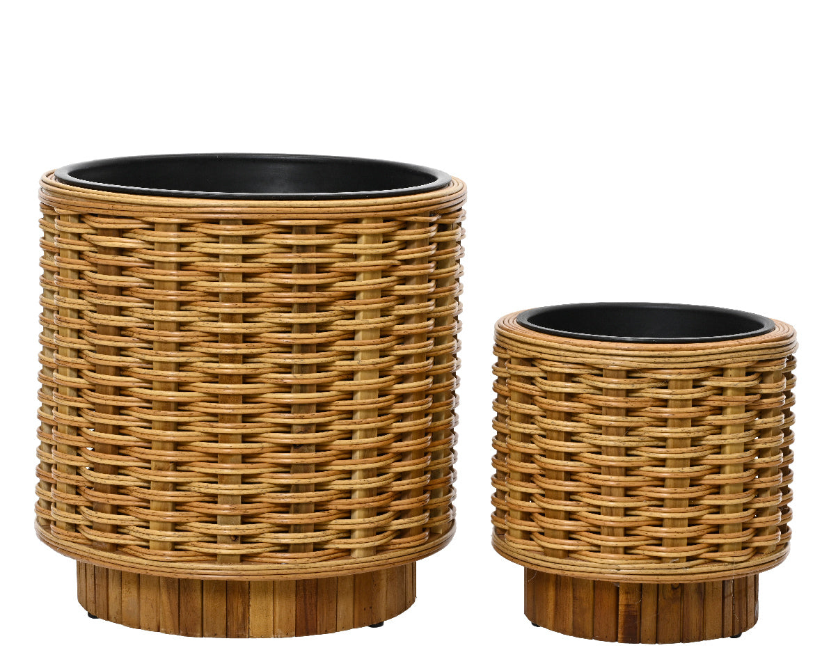 Set van 2 gevlochten wicker plantenbakken met zwarte binnenvoering en houten voet