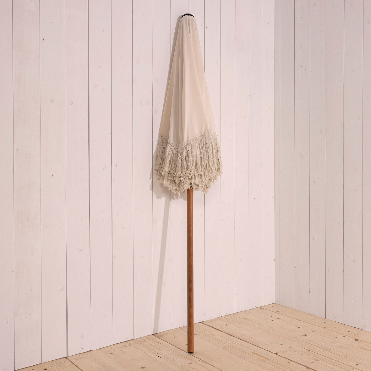 Buitenparasol met franjerand van crème polyesterdoek en houten mast