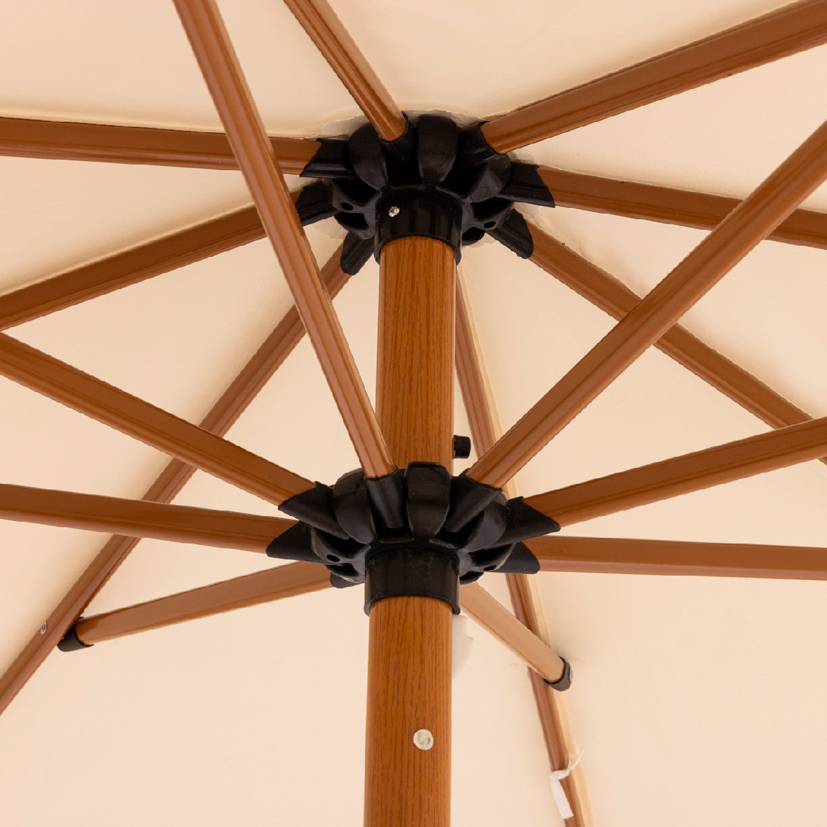 Buitenparasol houten mast met zwarte sluitstukken en kruisspanten
