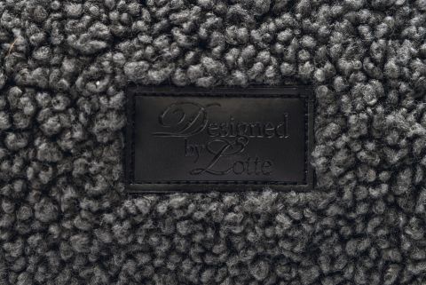Labelschild op antraciet hondenkussenhoes met “Designed by Lotte”