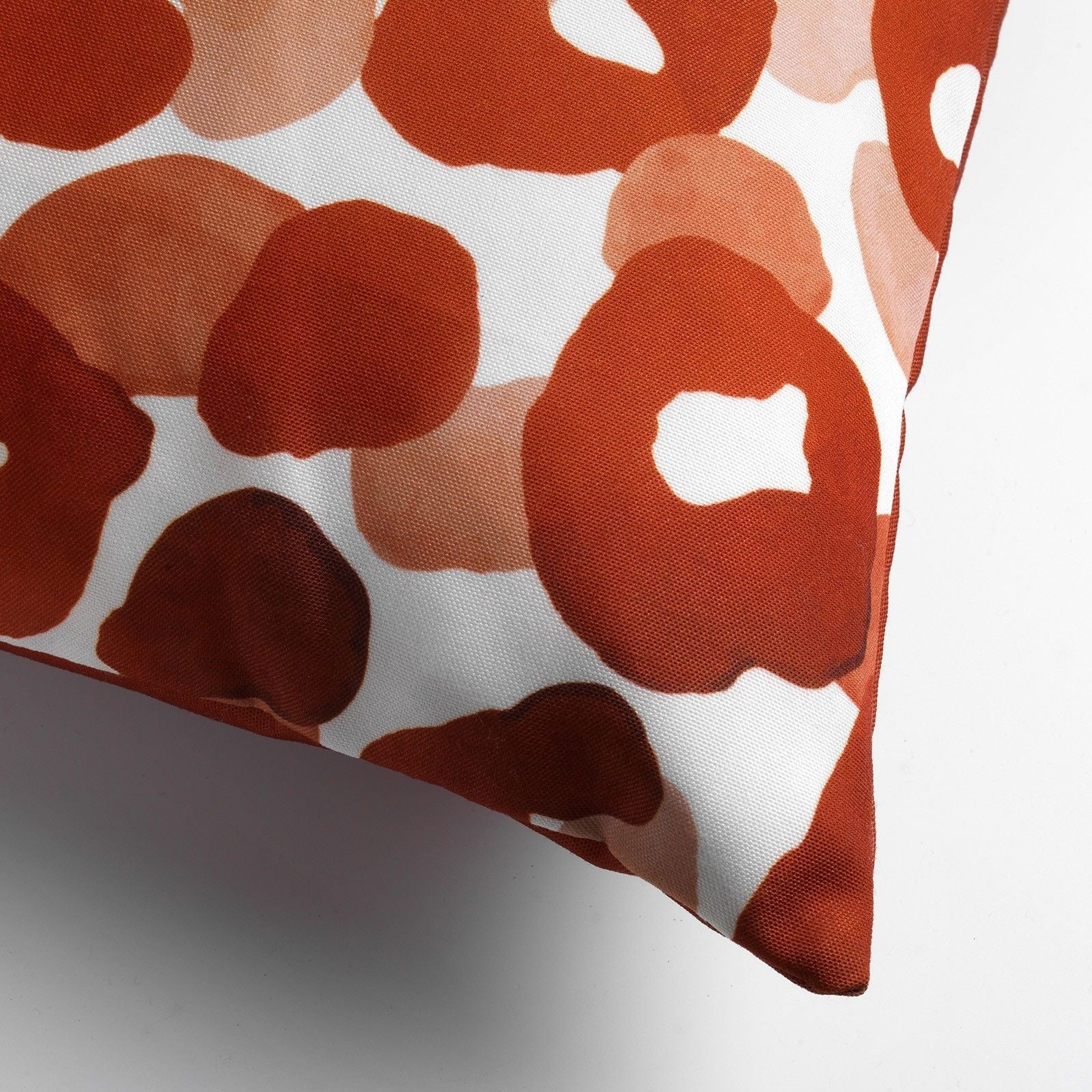 Sierkussenhoek met rood-oranje en witte luipaardprint