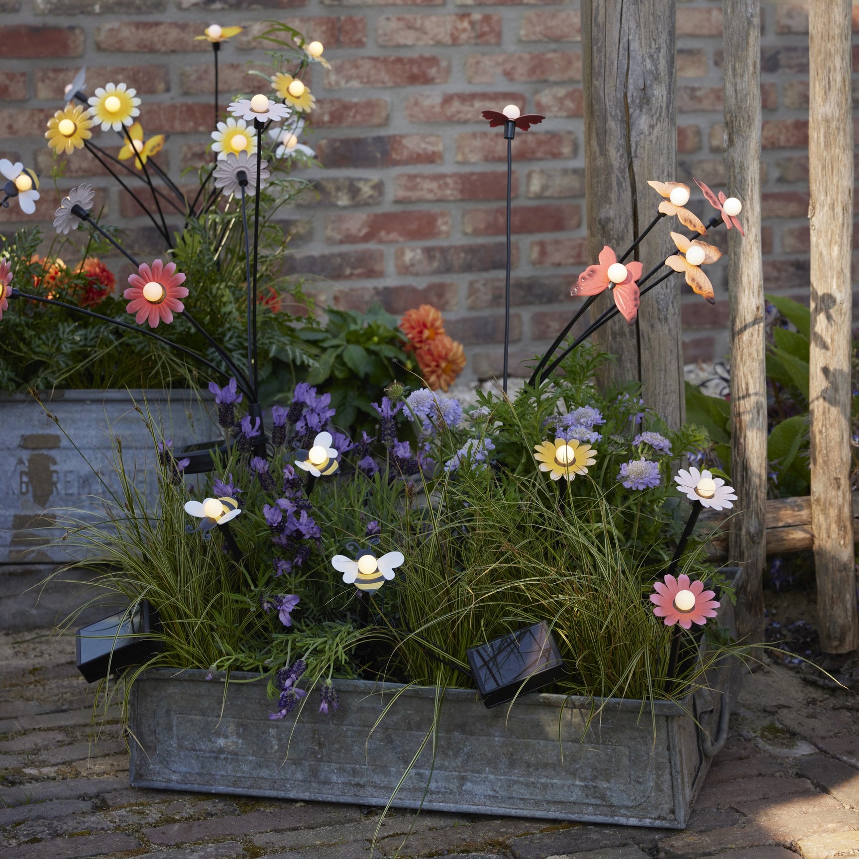 Solar bijen-tuinverlichting in plantenbak met bloemachtige lampkoppen en geel licht