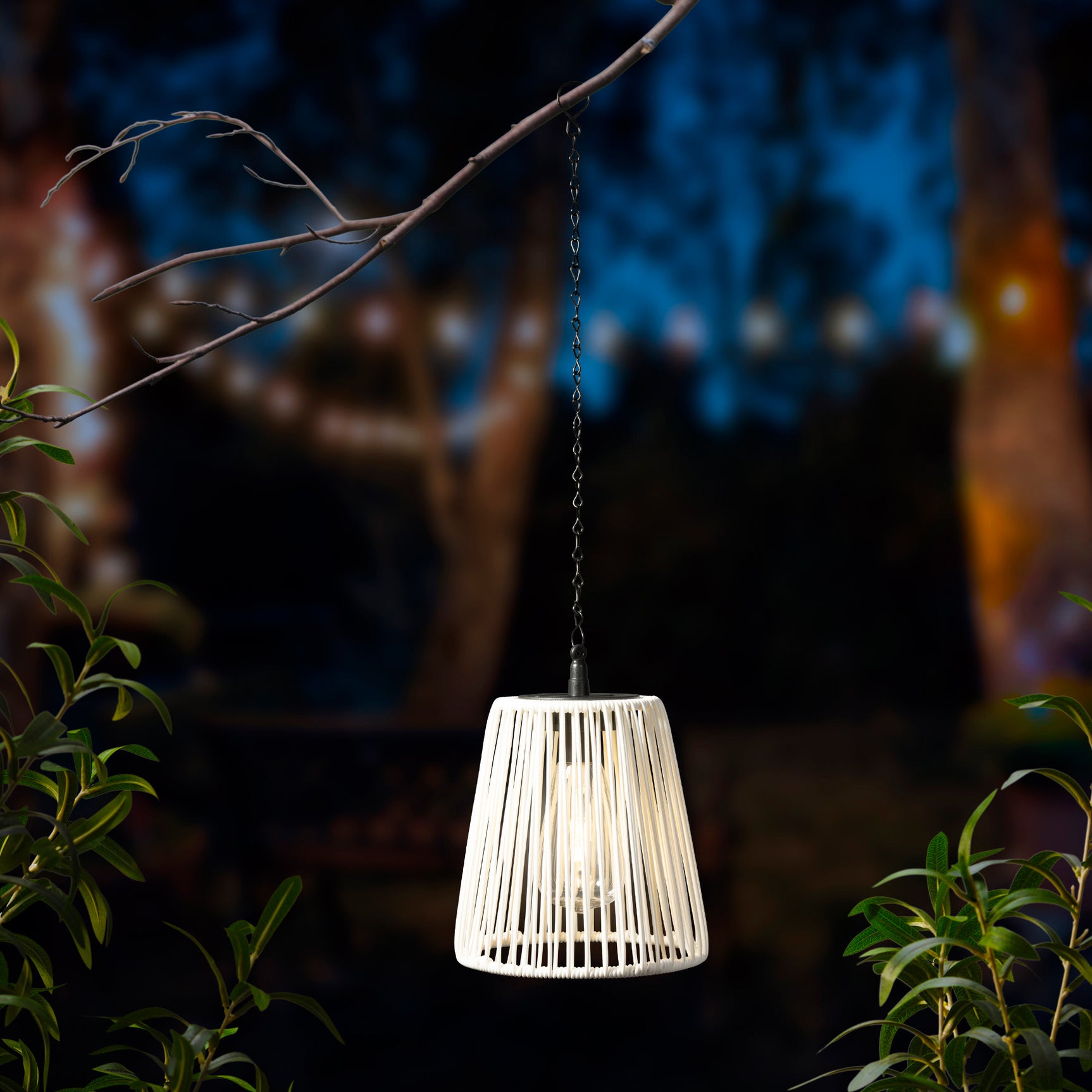 Hanglamp met rieten kap aan metalen ketting, lichtgekleurde tint.