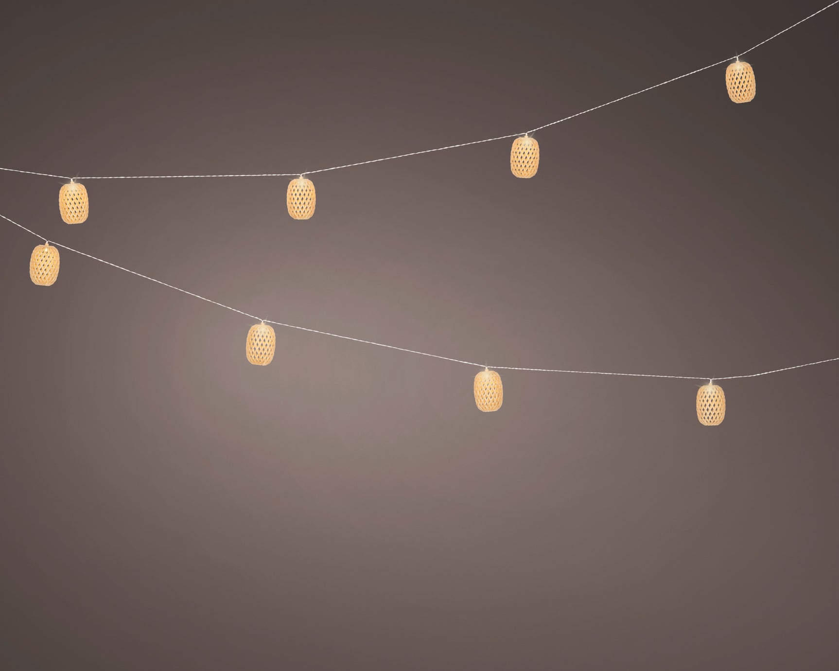 Zonne-slingerverlichting met plastic lampionkapjes aan draad, warm brandende lampjes