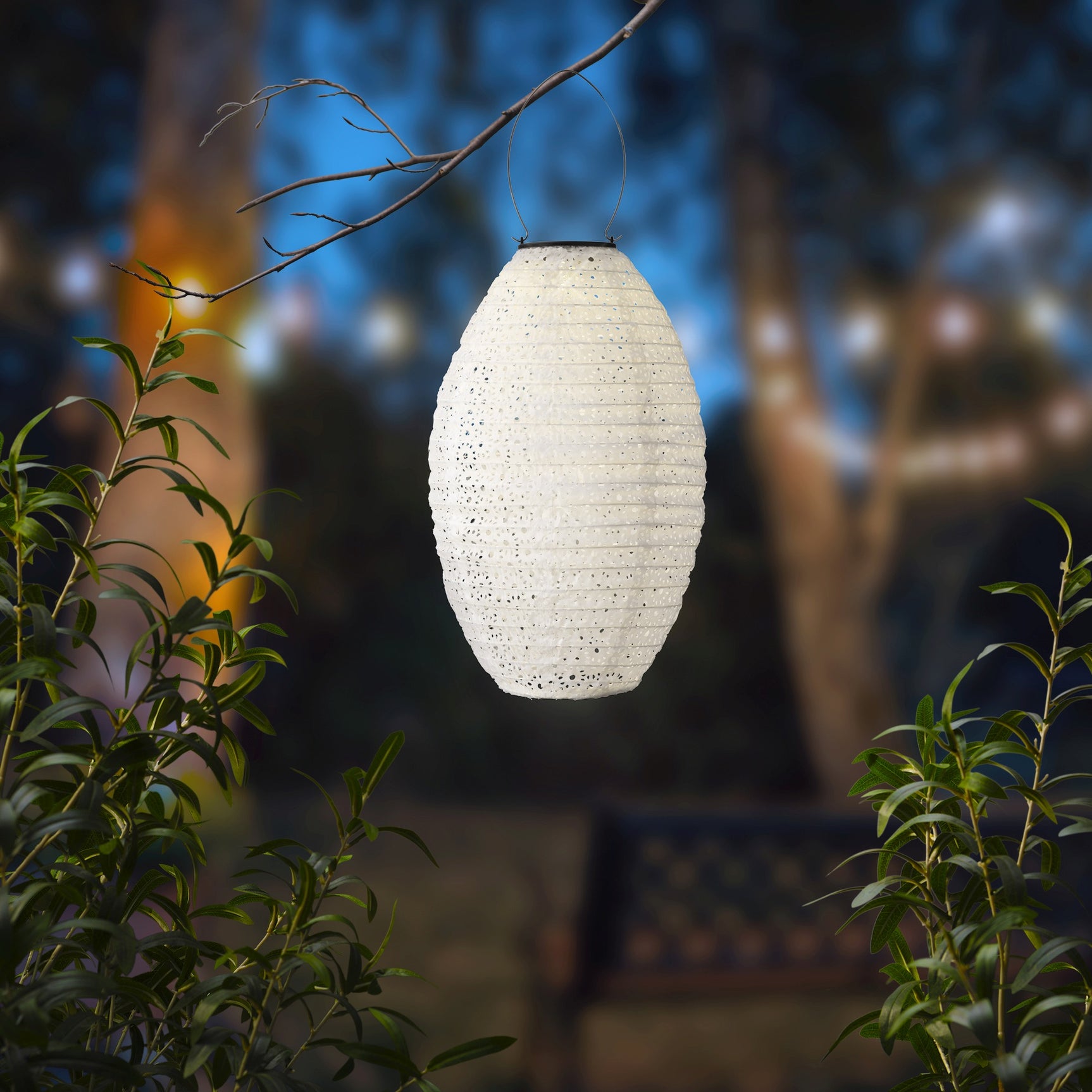 Druppelvormige nylon solar-lantaarn met lichtbeige gaaskap en metalen ophangbeugel