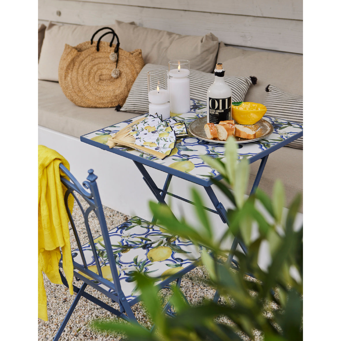 Tafel met blauw metalen frame en mozaïekblad met citroenen en olijven