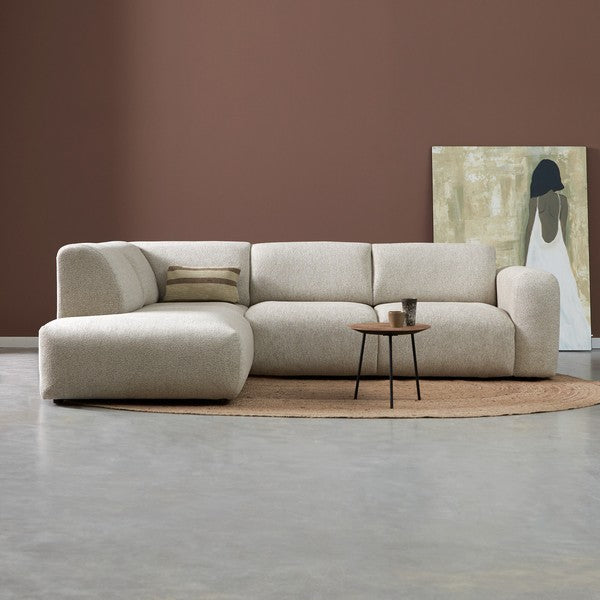 Beige stoffen hoekbank met chaise links, ronde armleuningen en losse kussens