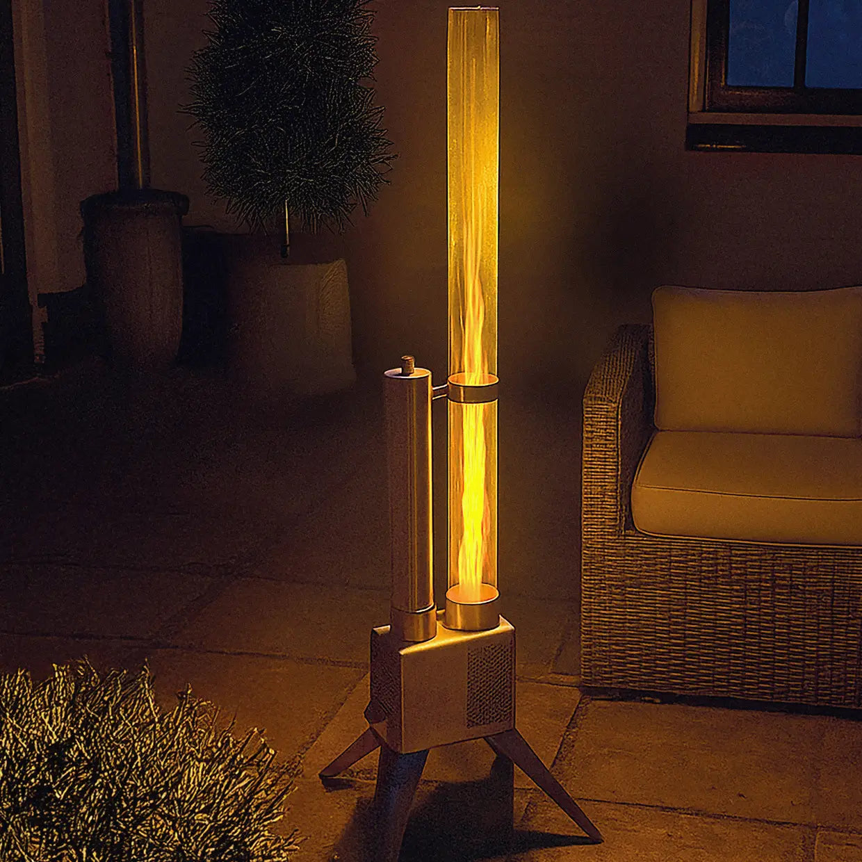 Verlichte RVS pellet terrasheater met hoge cilinder en ronde basis op drie pootjes