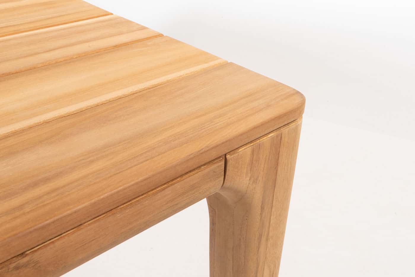 Houten eettafelblad en hoekdetail met afgeronde rand en stevige poot