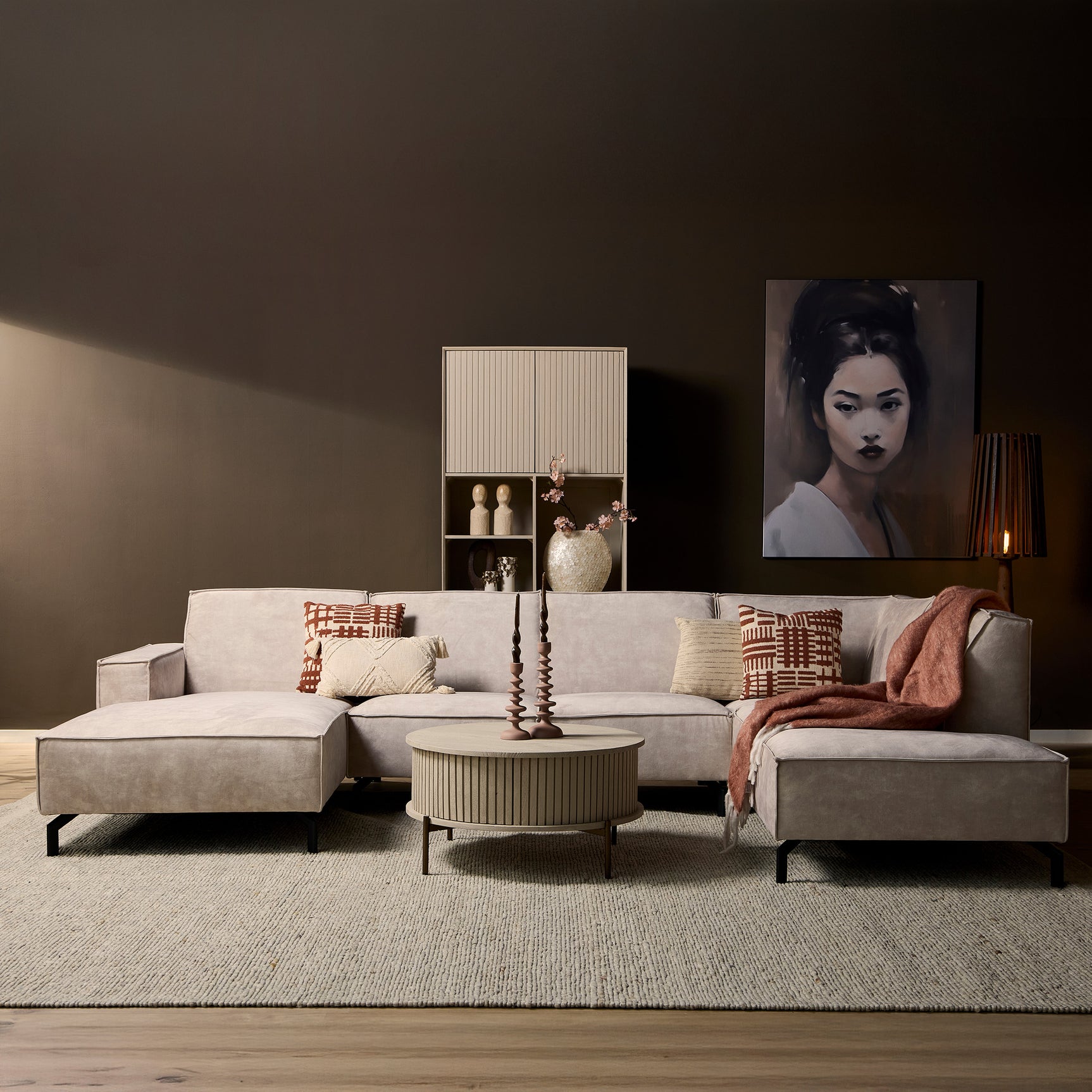 Loungebank met chaise en losse voetenbank, lichtgrijze bekleding en sierkussens