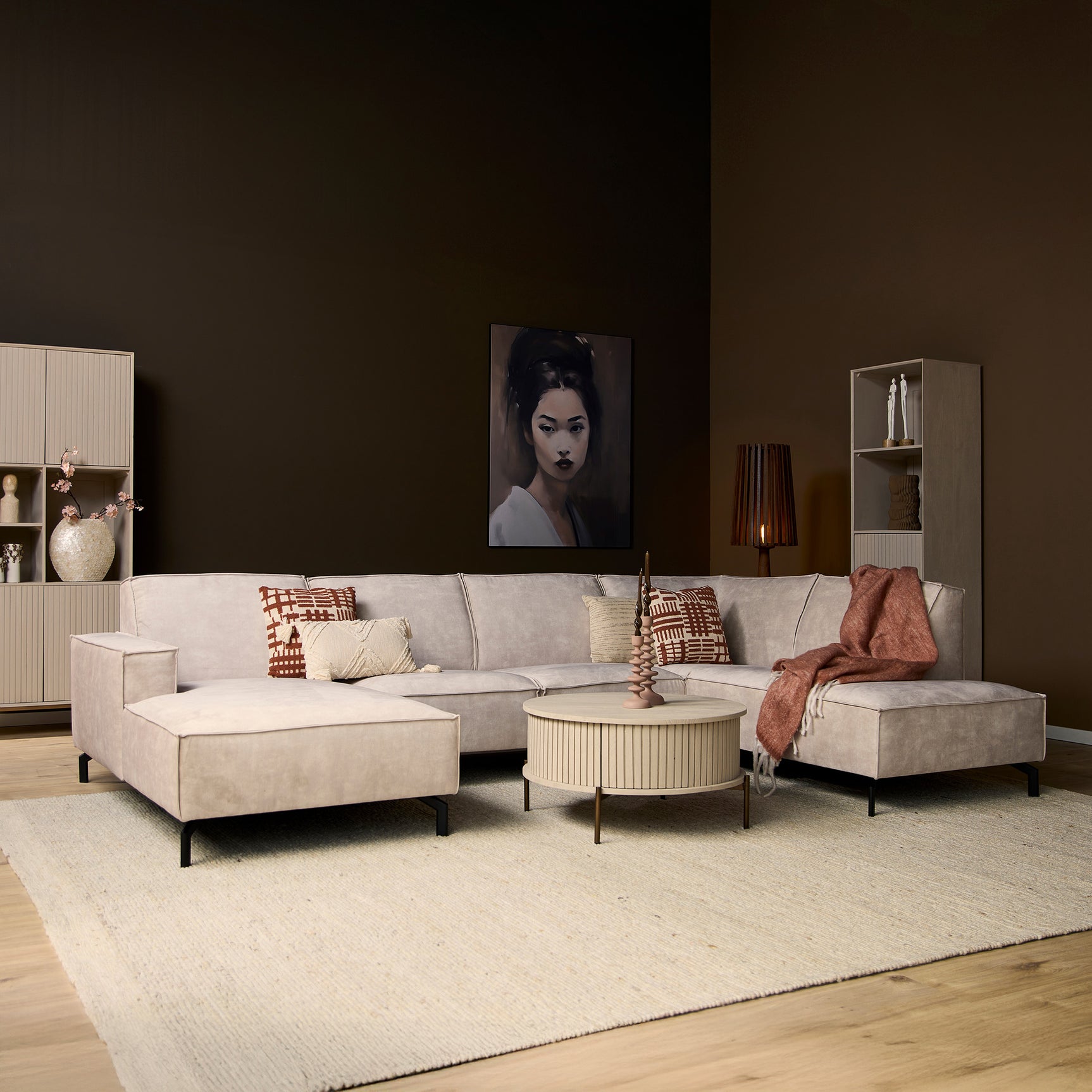Loungebank met zitmodule en chaise, lichtgrijze bekleding met sierkussens