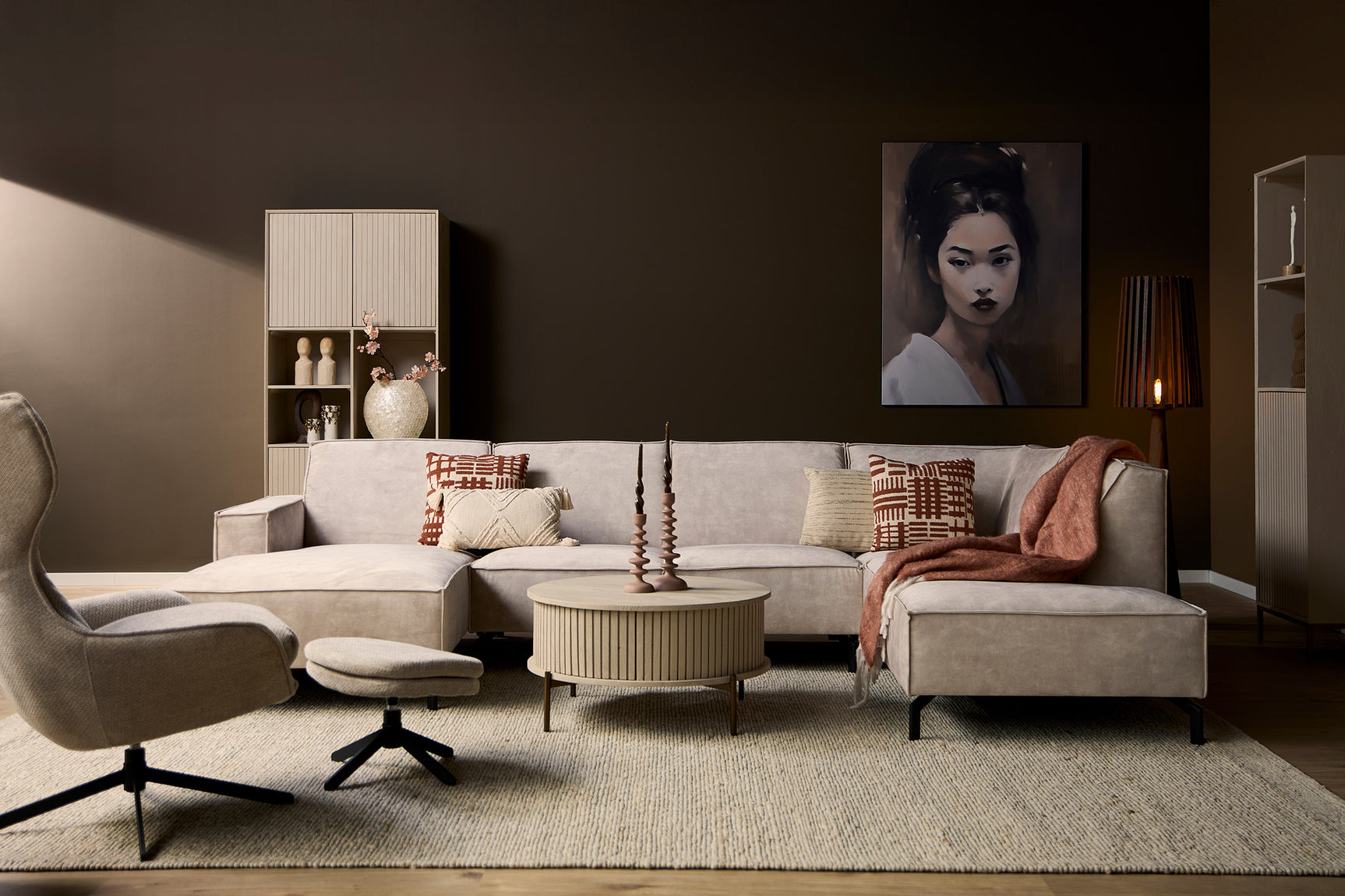 Sofa met meerdere zitgedeelten, lichtgrijze stoffering, voetenbankje en kussens