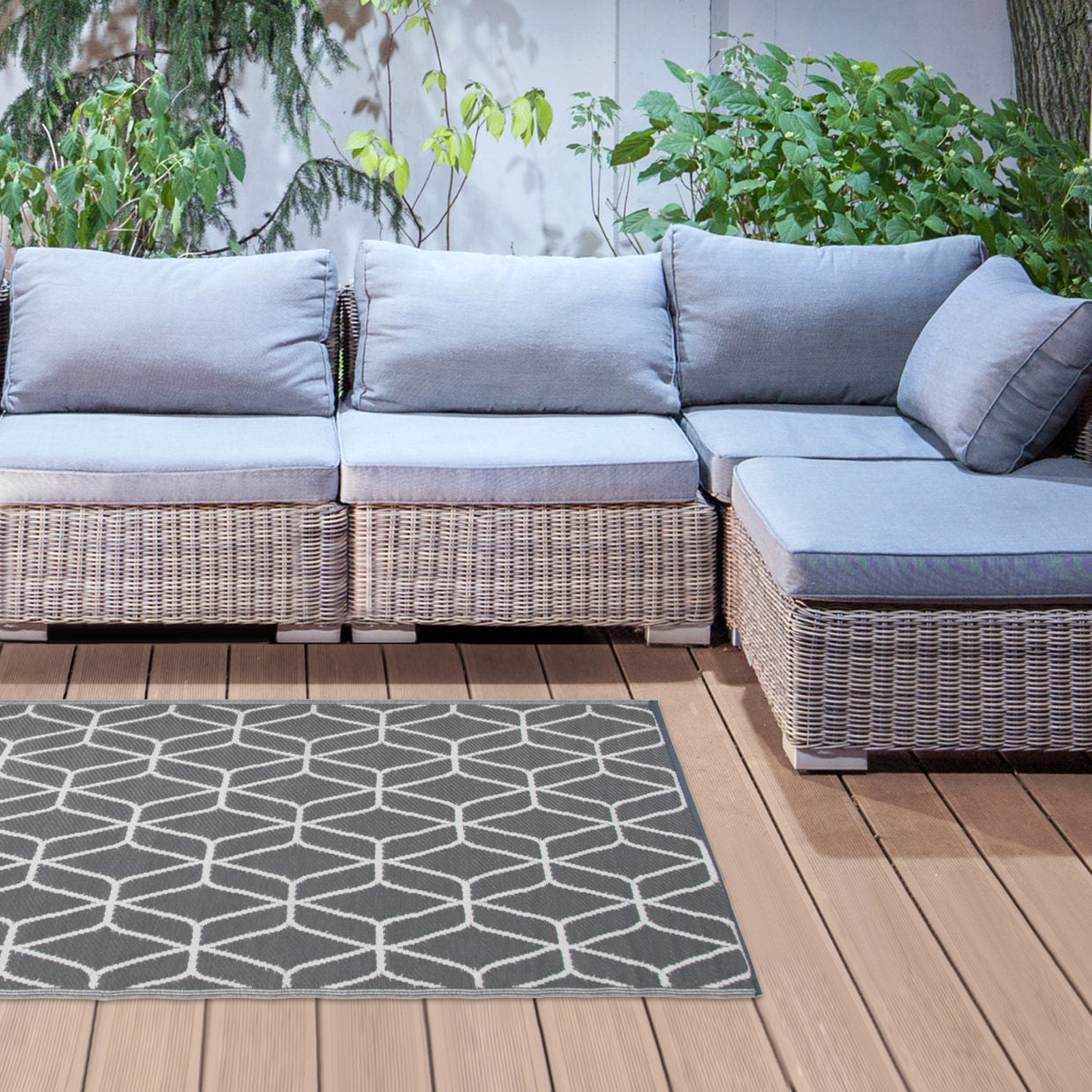 Tuintapijt met donkergrijs geometrisch patroon en witte symmetrische vormen