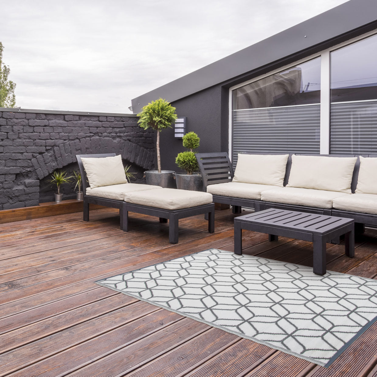 Tuintapijt met geometrisch patroon van grijze en witte lijnen op beige ondergrond