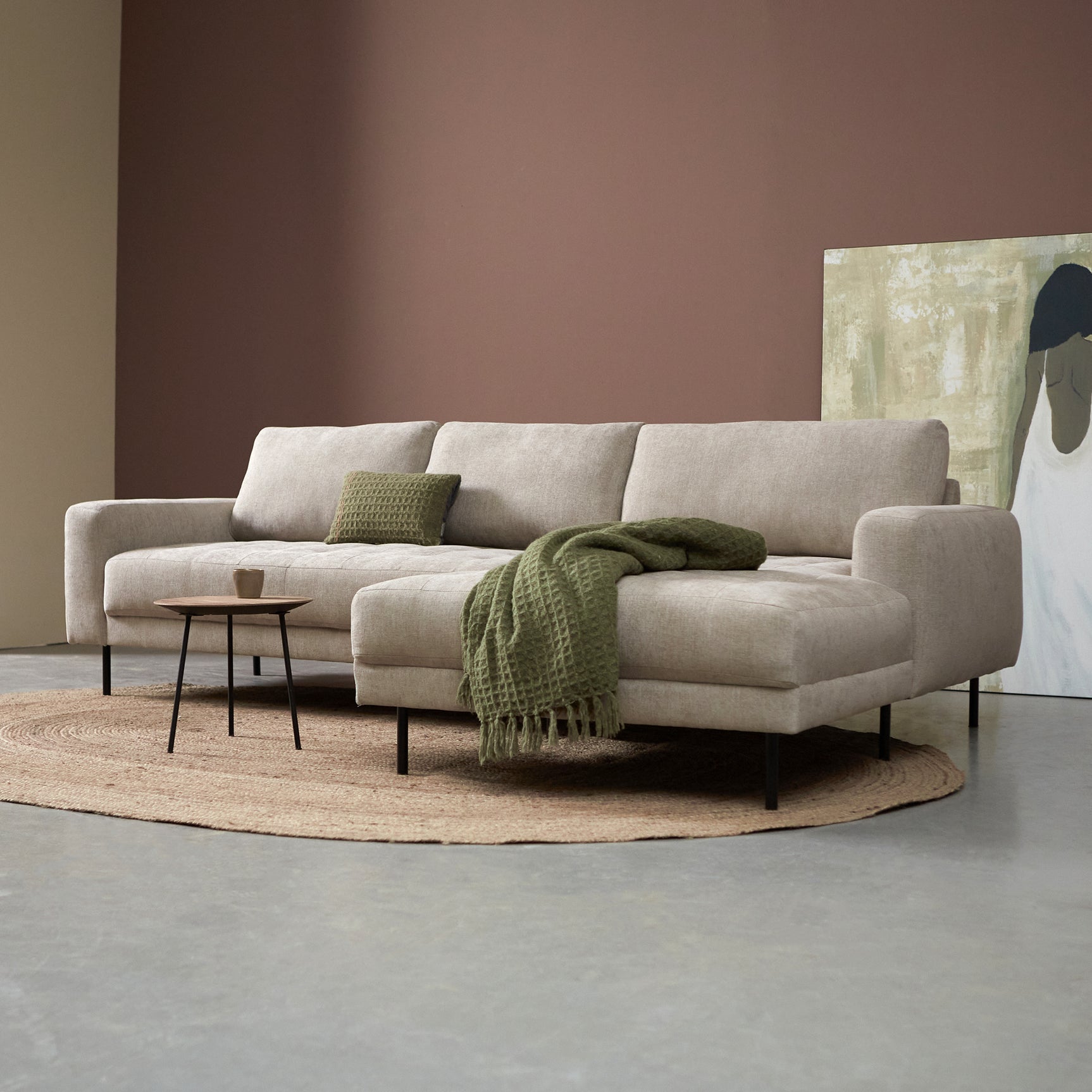 Bank met chaise longue rechts, lichtgrijs gestoffeerd, groene plaid op zit