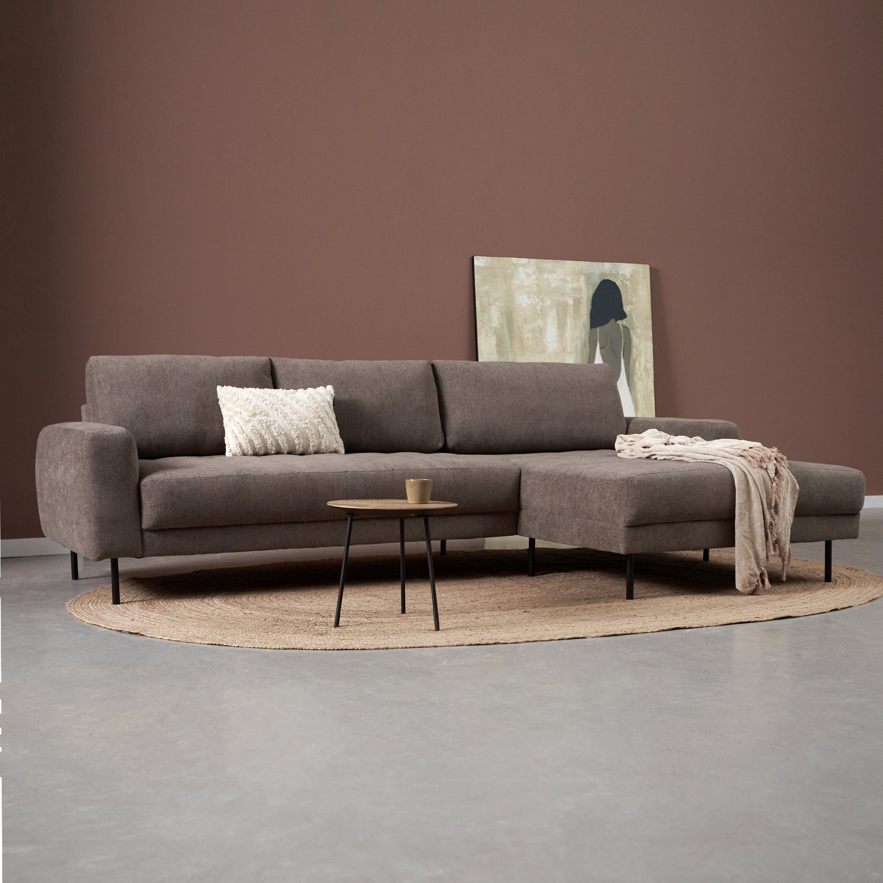 Bank met chaise longue rechts, grijze stof met sierkussens en plaid