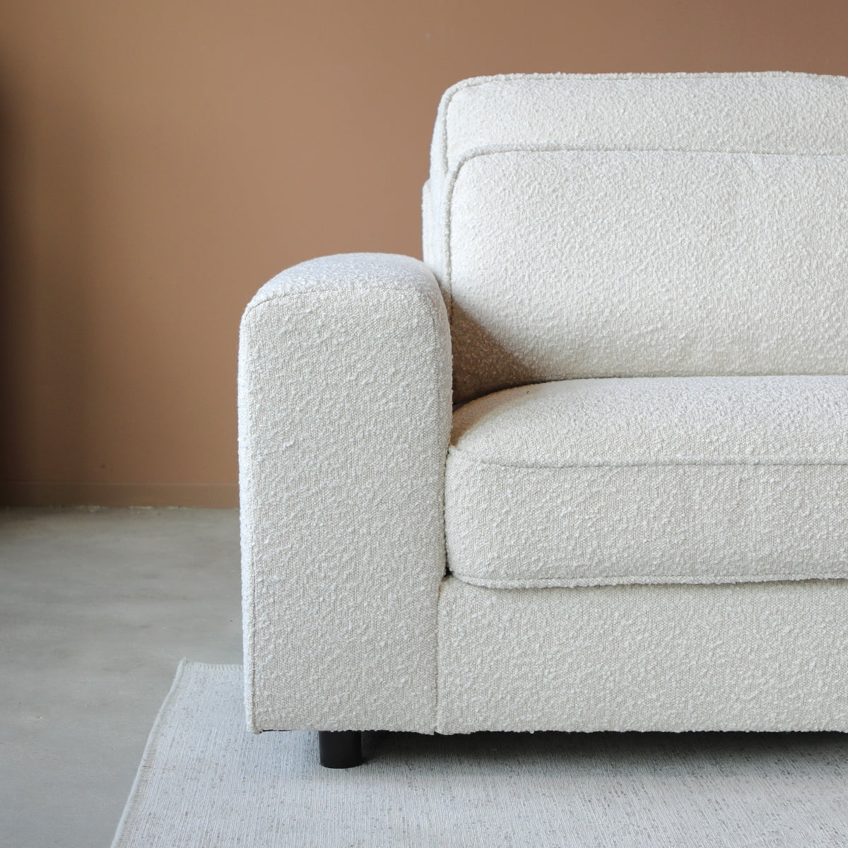 Hoekbankzitting met armleuning, lichtbeige bouclé bekleding