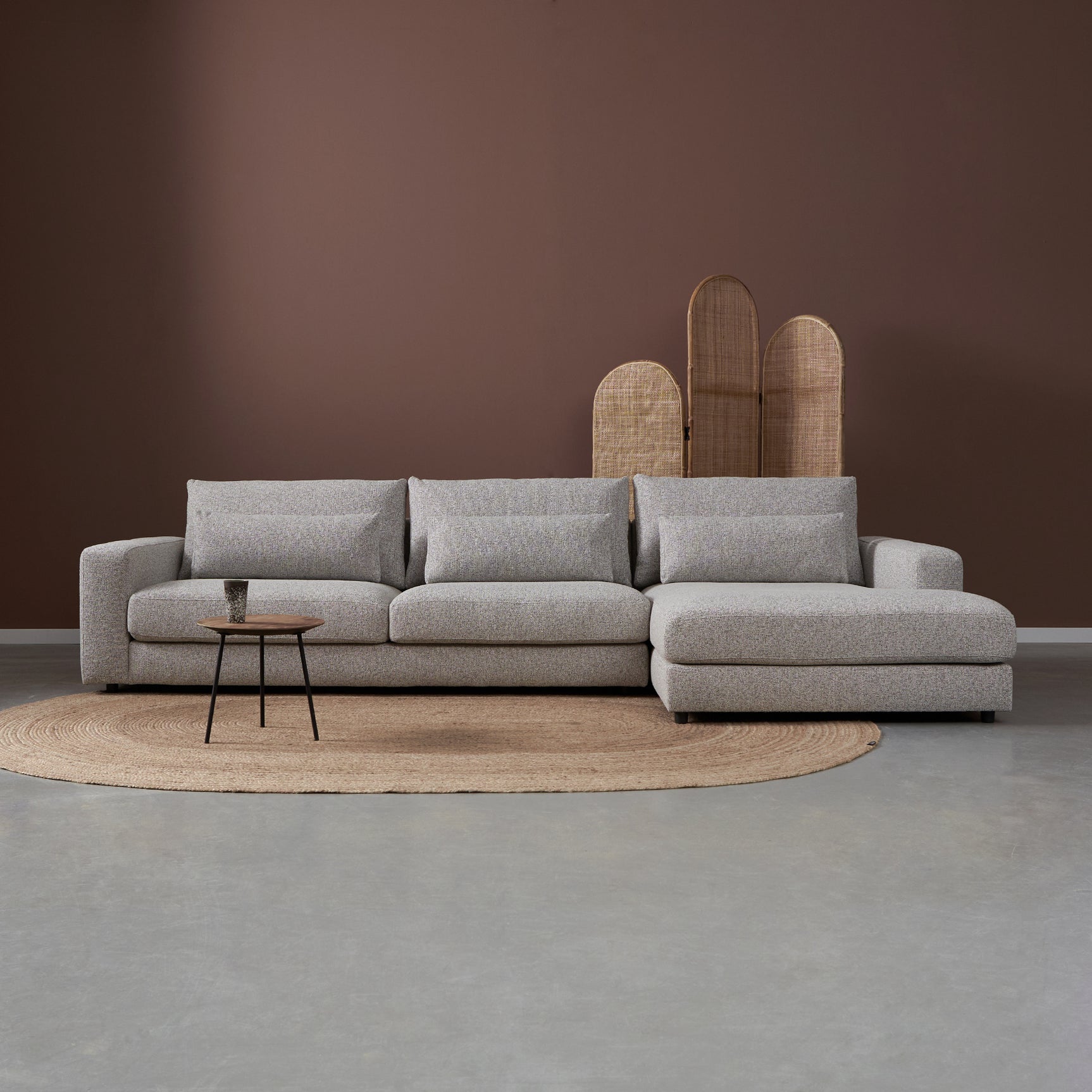 Lichtgrijze hoekbank met chaise longue rechts en hoge rugkussens