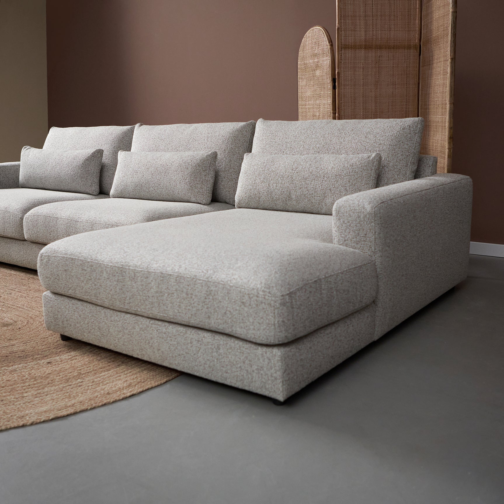 Lichtgrijze hoekbank met chaise longue rechts, grote zit en rugkussens