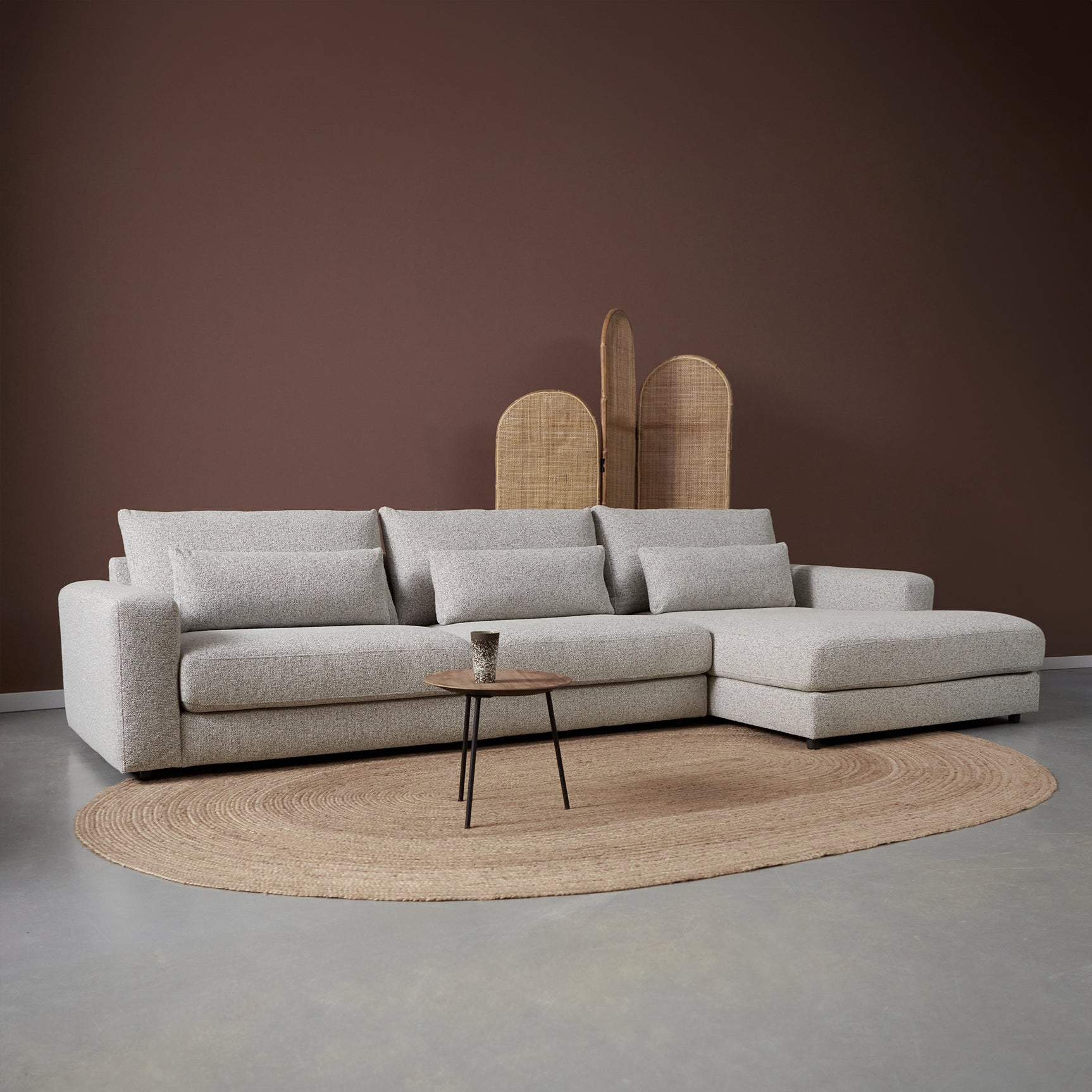 Lichtgrijze hoekbank met chaise longue rechts, rugkussens en brede zit