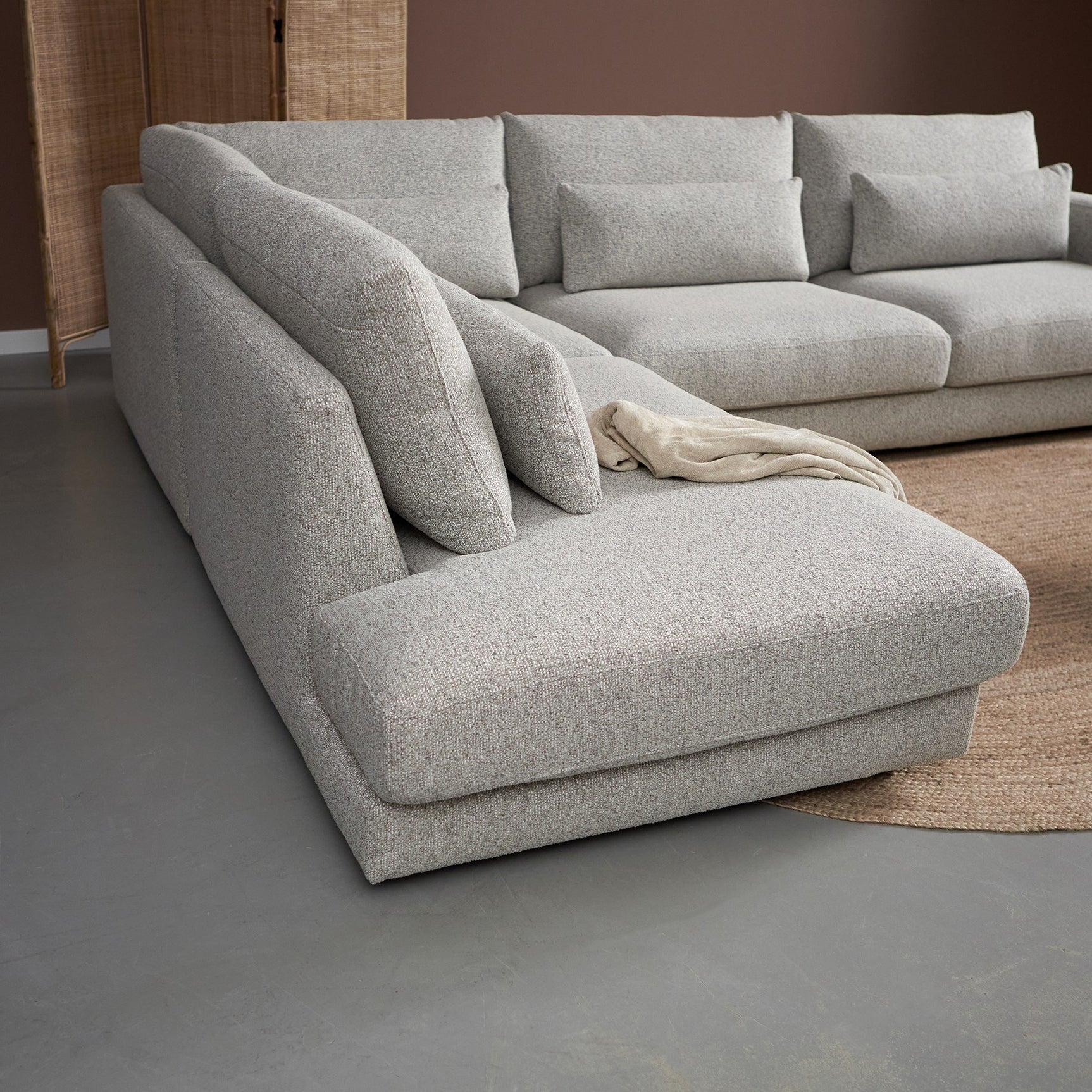Loungebank met chaise links, lichtgrijze stof; brede zitting met opgevouwen plaid