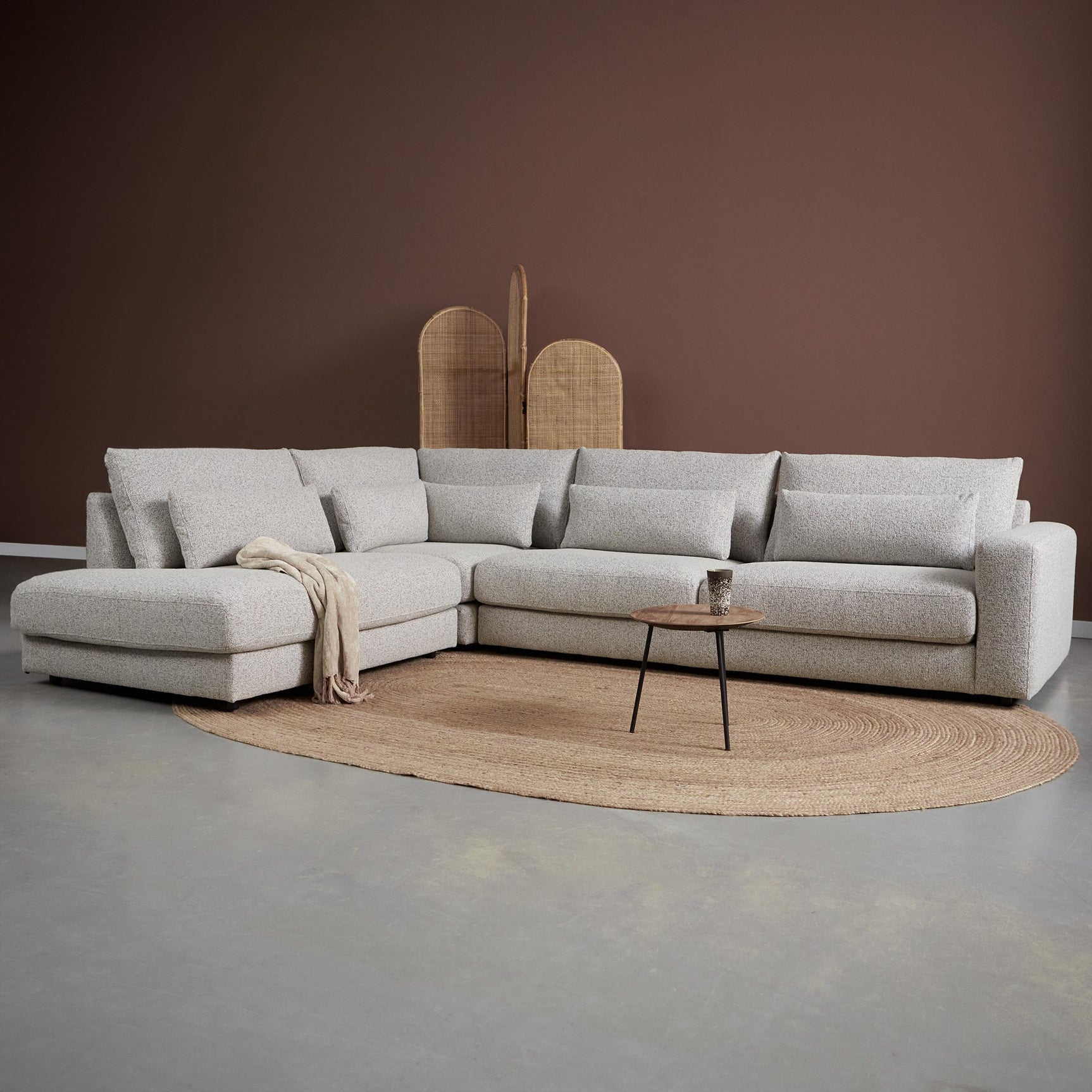 Loungebank met chaise links, lichtgrijze stof, rugkussens en bijzettafeltje