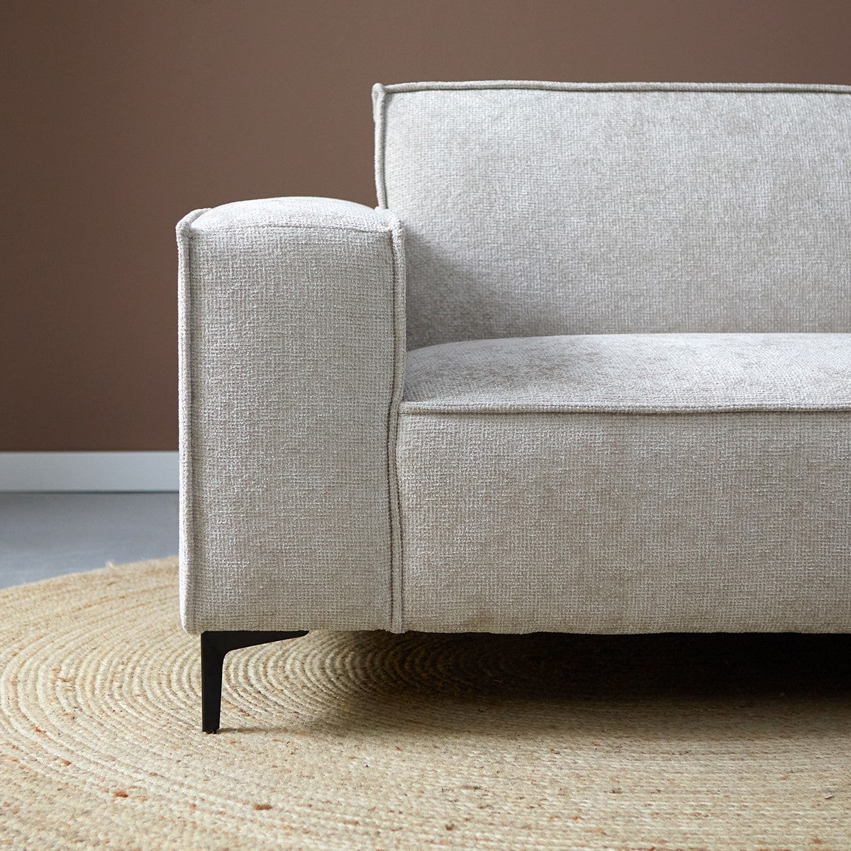 Lichtgrijze fauteuilachtige bankdeel met ronde arm en lage zwarte poot
