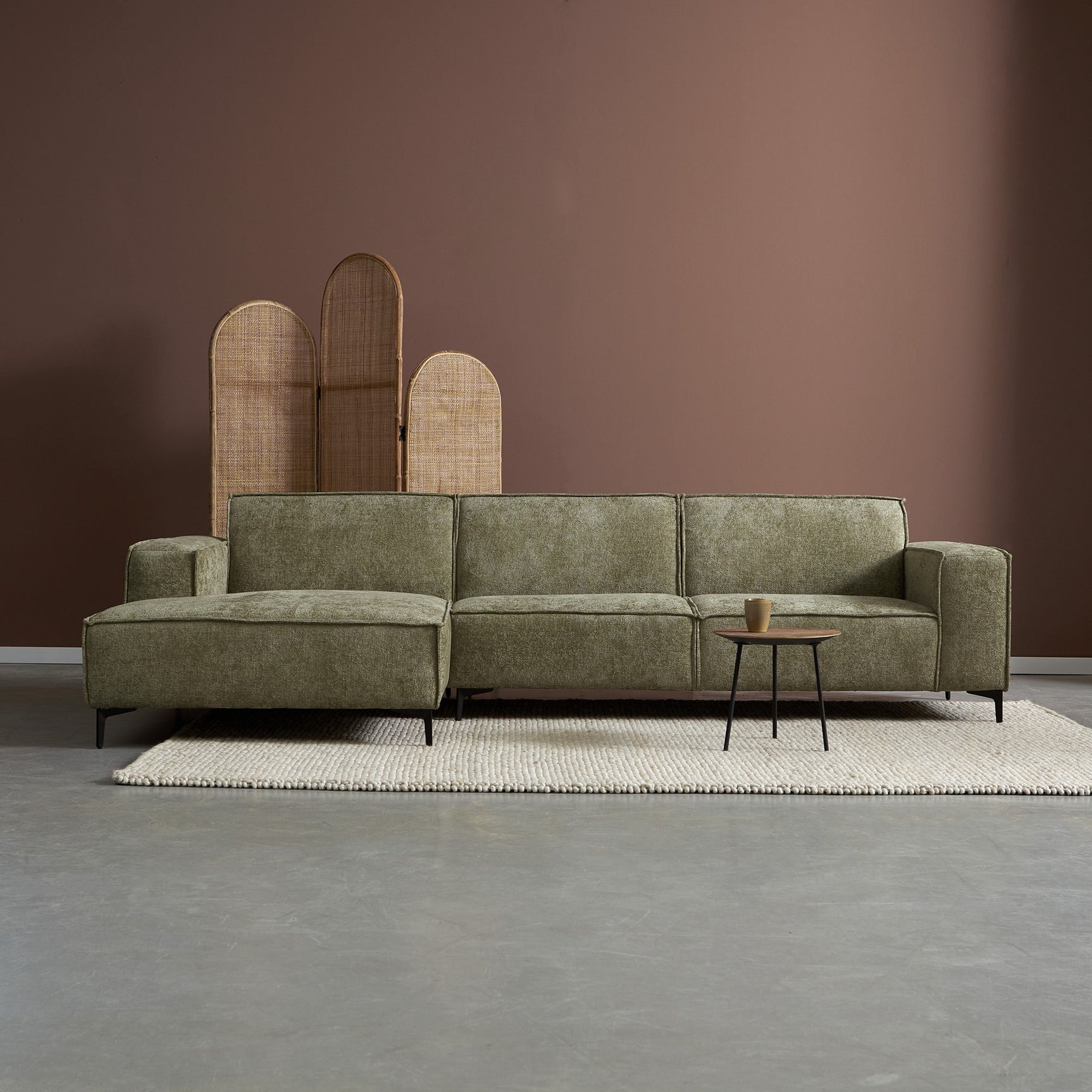 Groene chaise longue links met opgestikte kussens en hoge rug, bankvormig links